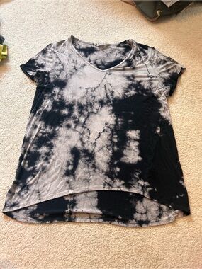 Tryst Tie-Dye V-Neck Short Sleeve Top - Black & Tan